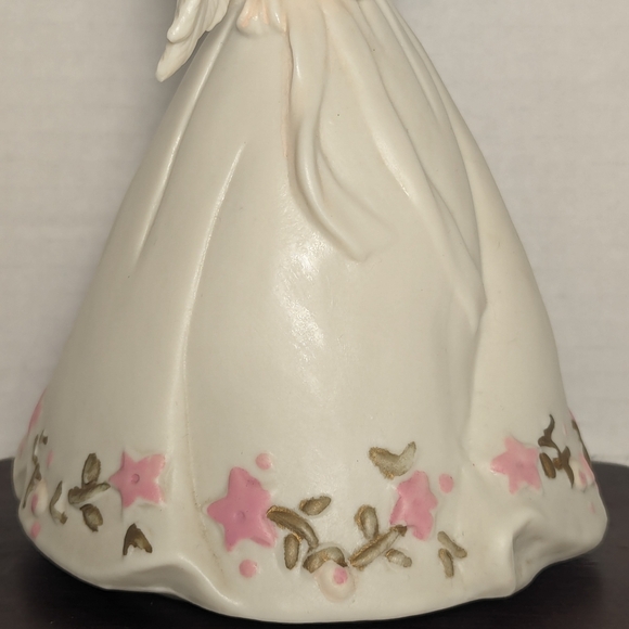 Vintage Angel Musical Figurine.  Plays Away In A Manger. - Picture 14 of 16